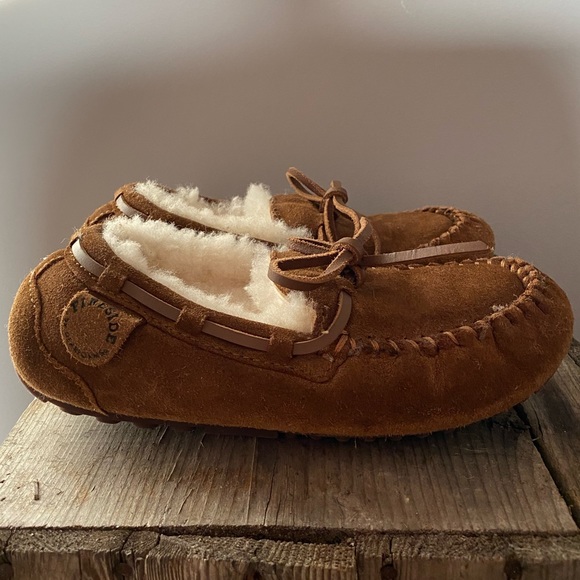 Fireside by Dearfoams Parke Genuine Shearling Moccasin Slipper - Picture 3 of 7